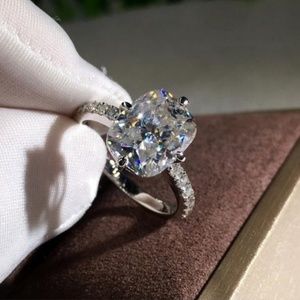 18K White Gold Oval Cut Diamond Bridal Ring BOUTIQUE